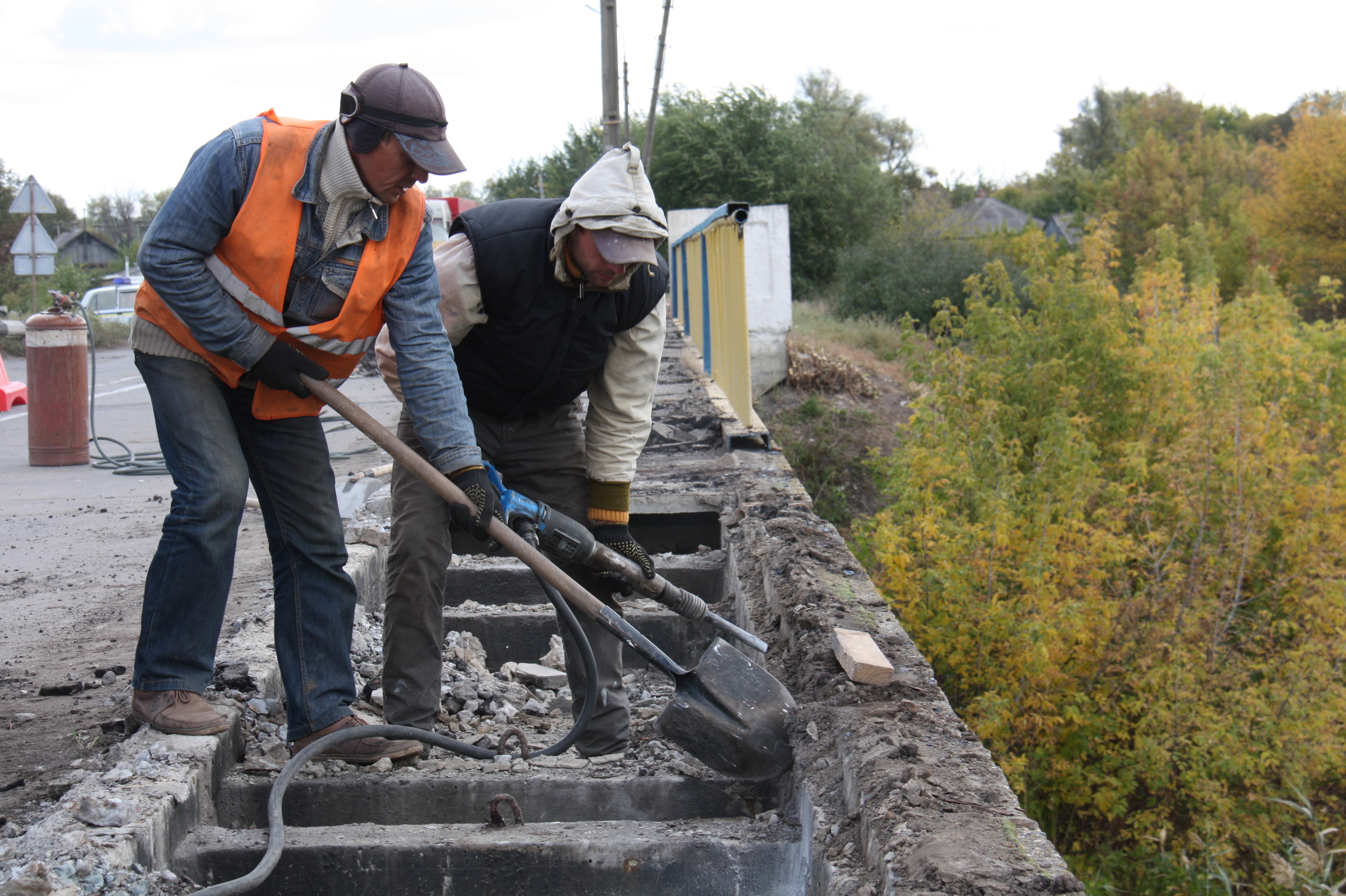 На Луганщині ведуться роботи на мосту через річку Красна 